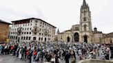 Cientos de brazos al aire junto a la Catedral de Oviedo para que la sidra sea patrimonio de la humanidad