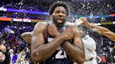 Joel Embiid anota con 70 puntos, el máximo de su carrera, rompiendo el récord de la franquicia de los 76ers en la victoria por 133-123 sobre los Spurs