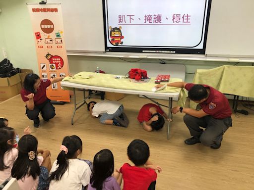 體驗CPR、學習火場逃生 觀音消防隊帶學童深入防災訓練