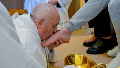 Abendmahlmesse: Papst wäscht Häftlingen die Füße