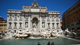 羅馬知名景點特雷維噴泉 遭氣候環保人士染黑表抗議