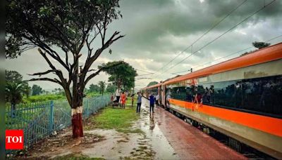 Rains affect rail cause traffic congestion in Mumbai - Times of India