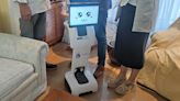 Así es TEMI, el robot de ayuda domiciliaria para mayores que ya acompaña a José en su casa de Fuenlabrada