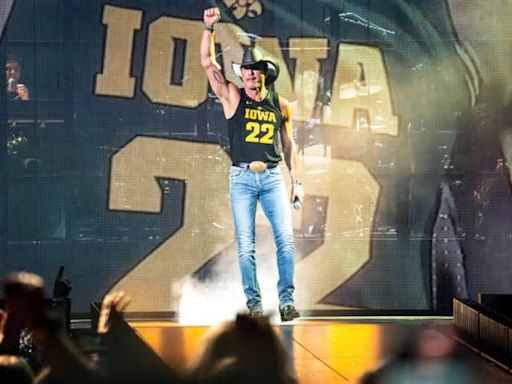 Country music star Tim McGraw shouts out Caitlin Clark after Indiana Fever draft her