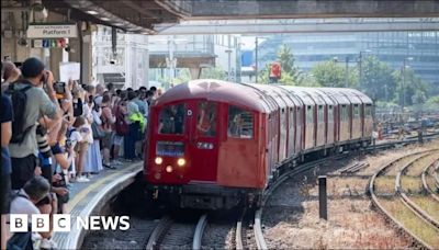 Vintage 1938 Tube train runs heritage trips after vandalism