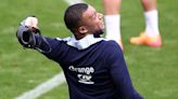 ¡Kylian Mbappé se liberó de la máscara en práctica de Francia!