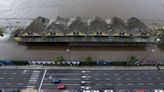 Muro da Mauá se transforma em memorial: Porto Alegre homenageia vítimas das enchentes e convida à reflexão