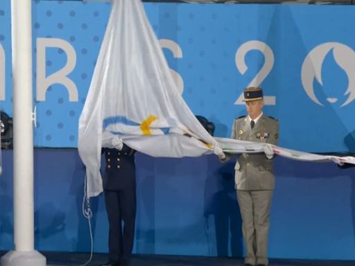 El detalle del izamiento de la bandera de los Juegos Olímpicos