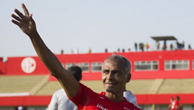 Com lesão nas costas, Romário fica fora até do banco em jogo do America-RJ neste domingo