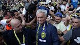Así fue el multitudinario recibimiento a José Mourinho en el Fenerbahce