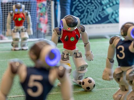 Robots juegan al fútbol en una muestra de inteligencia artificial de Ginebra