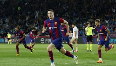 Soccer-Lewandowski hat-trick leads Barca to 4-2 win over 10-man Valencia