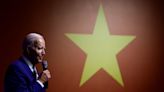 EEUU y Vietnam firman una alianza histórica durante la visita de Biden, con la mira en China