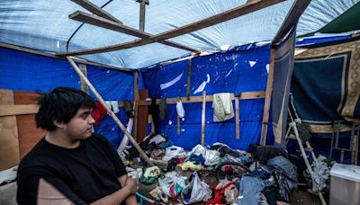 La vida en el barraquismo eterno de Montcada: "Antes veníamos los domingos a hacer barbacoas; ahora vivimos aquí"