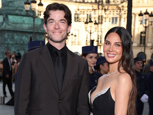 Olivia Munn se ha casado con John Mulaney tras el 'cáncer agresivo' por el que ha sido operada cuatro veces en el último año