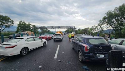 天雨路滑！國3名間段連續2車禍 賓士自撞護欄...8分鐘後8車連環撞