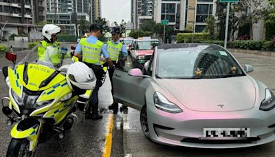 五一黃金周︱警打擊黑的及白牌車 檢控2人發25張告票 另拘1司機