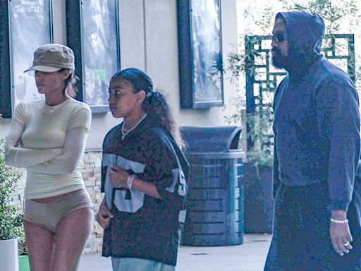 Bianca Censori abraça North West em dia de cinema com Kanye West; fotos