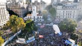 Desde el balcón del Instituto Patria, Cristina Kirchner acompañó la marcha universitaria a Plaza de Mayo