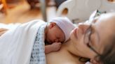 La primera necesidad de un recién nacido no es comer, es el contacto con la piel de su madre