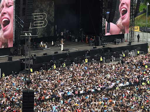 Noughties popstar sings Lewis Capaldi at TRNSMT & begs him to pen track for her
