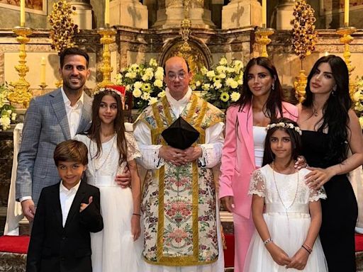 Cesc Fábregas y Daniella Semaan celebran en familia la primera comunión de sus dos hijas