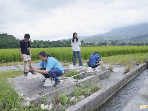 需要勇氣合照的「隱藏景點」 稻田裡露天馬桶有阿公未完成心願