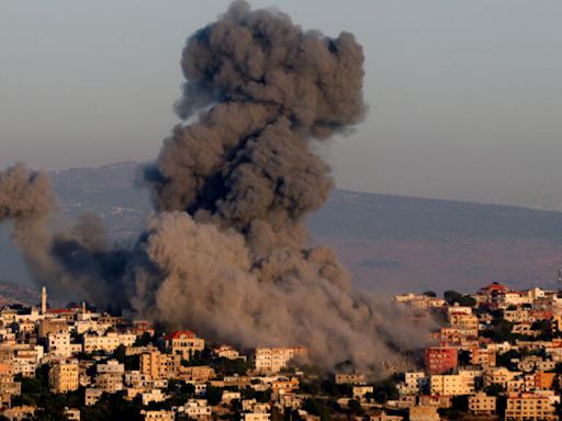 Mientras Líbano está pendiente de las represalias israelíes, un ataque mata a 2 personas en el sur del país