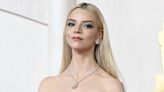 Anya Taylor-Joy révèle comment le ballet a été utile à son jeu… Emily Blunt n’a pas aimé certains baisers…