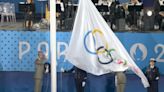 Gafe: bandeira olímpica é hasteada ao contrário na cerimônia de abertura das Olimpíadas em Paris
