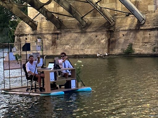 Una tienda de muebles de Sevilla montar su oficina sobre el río Guadalquivir