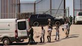 Deportaciones de cientos de migrantes están saturando albergues en la frontera de Arizona