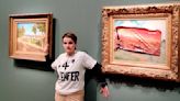 Activista es detenida por pegar un sticker en un cuadro de Monet; la graban en VIDEO