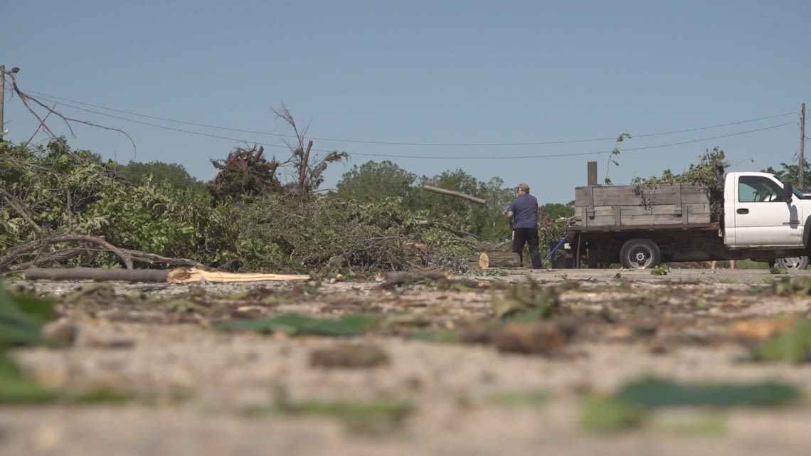 Des Moines residents dispose of storm debris at compost site