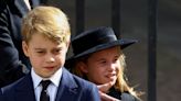 La princesa Charlotte alecciona al príncipe George durante el cortejo fúnebre de la reina Isabel II