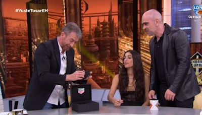 Este es el 'dineral' que cuesta el reloj que le ha regalado Pablo Motos a Luis Tosar en 'El Hormiguero'