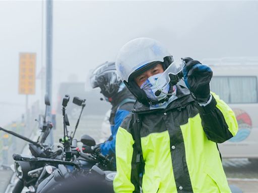 李銘忠下雨天騎車 轉彎突冒出一輛車…下坡出事了