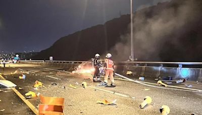 影/國1五楊高架大火球！汽車自撞翻覆 駕駛活活燒死成焦屍