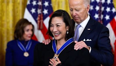 Biden entrega la Medalla de la Libertad a Katie Ledecky y Michelle Yeoh