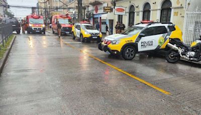 Acidente com moto da PM deixa dois feridos em movimentada esquina do Centro de Curitiba