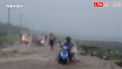 雨彈爆襲蘭嶼 遊客「勇渡黃河」（阿樂本提供） - 自由電子報影音頻道