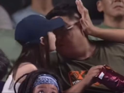 超神Kiss Cam！正妹索吻不成 男伴「被壓頭」就範