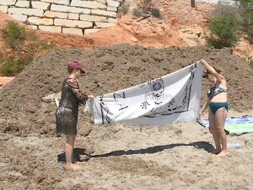 Las playas de Orihuela, colapsadas por culpa de las algas: "Es una vergüenza (...) hay dejadez con la limpieza"