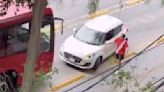 VIDEO: Conductor invade carril de Metrobús y 'hace berrinche' porque no lo deja pasar