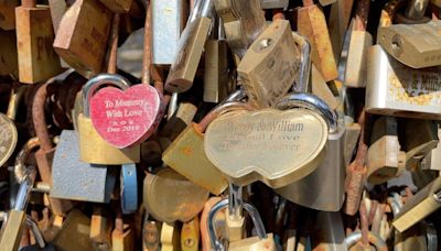 Landmark bridge closes for removal of love locks