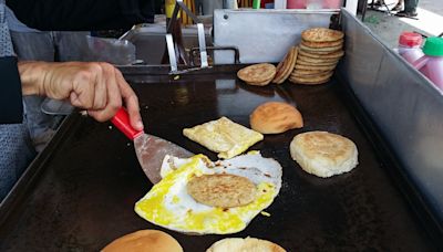 早餐店１冷門品項暴紅！「蛋皮包裹再淋醬」他一吃驚豔，網友：完美組合