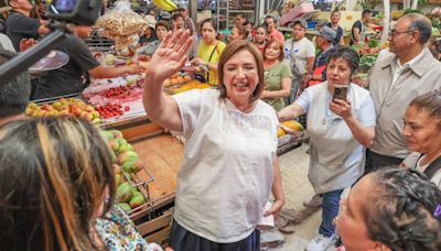 El momento en que le avientan un limón a Xóchitl Gálvez en un mercado de la alcaldía Miguel Hidalgo