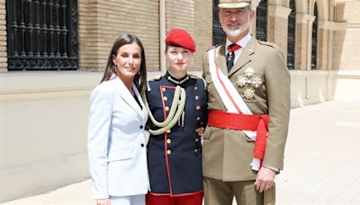 El cariñoso gesto del rey Felipe VI con la princesa Leonor tras la jura de bandera en Zaragoza