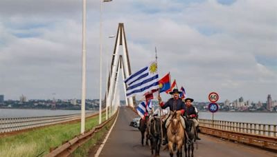 Jinetes uruguayos pasaron por el puente Roque González de Santa Cruz