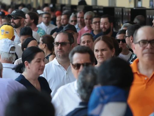 Panamá vota entre largas filas y calor a un nuevo presidente que "haga bien su trabajo"